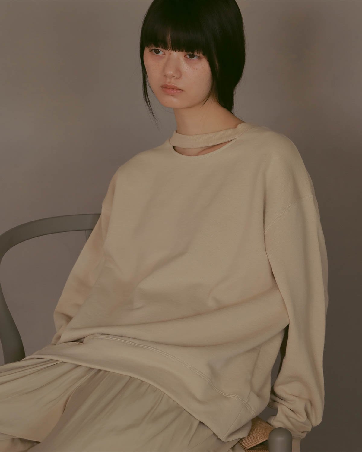 ベージュのトップスを着た女性