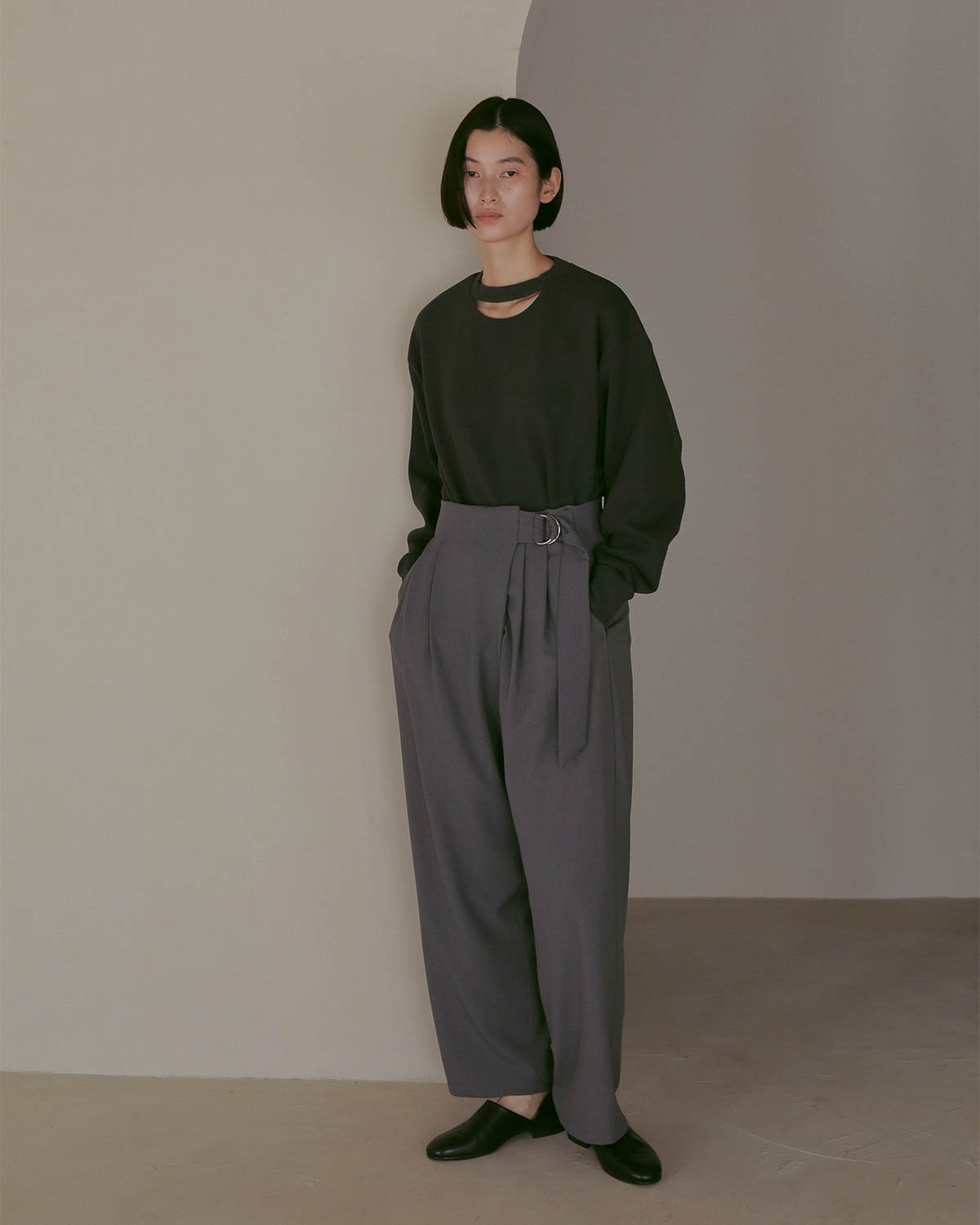 グレーのトップスを着た女性