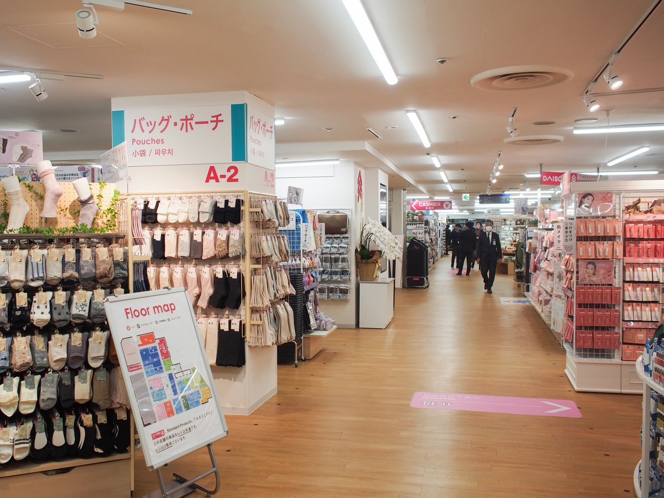 ダイソーが百貨店に進出、出店の狙いは?