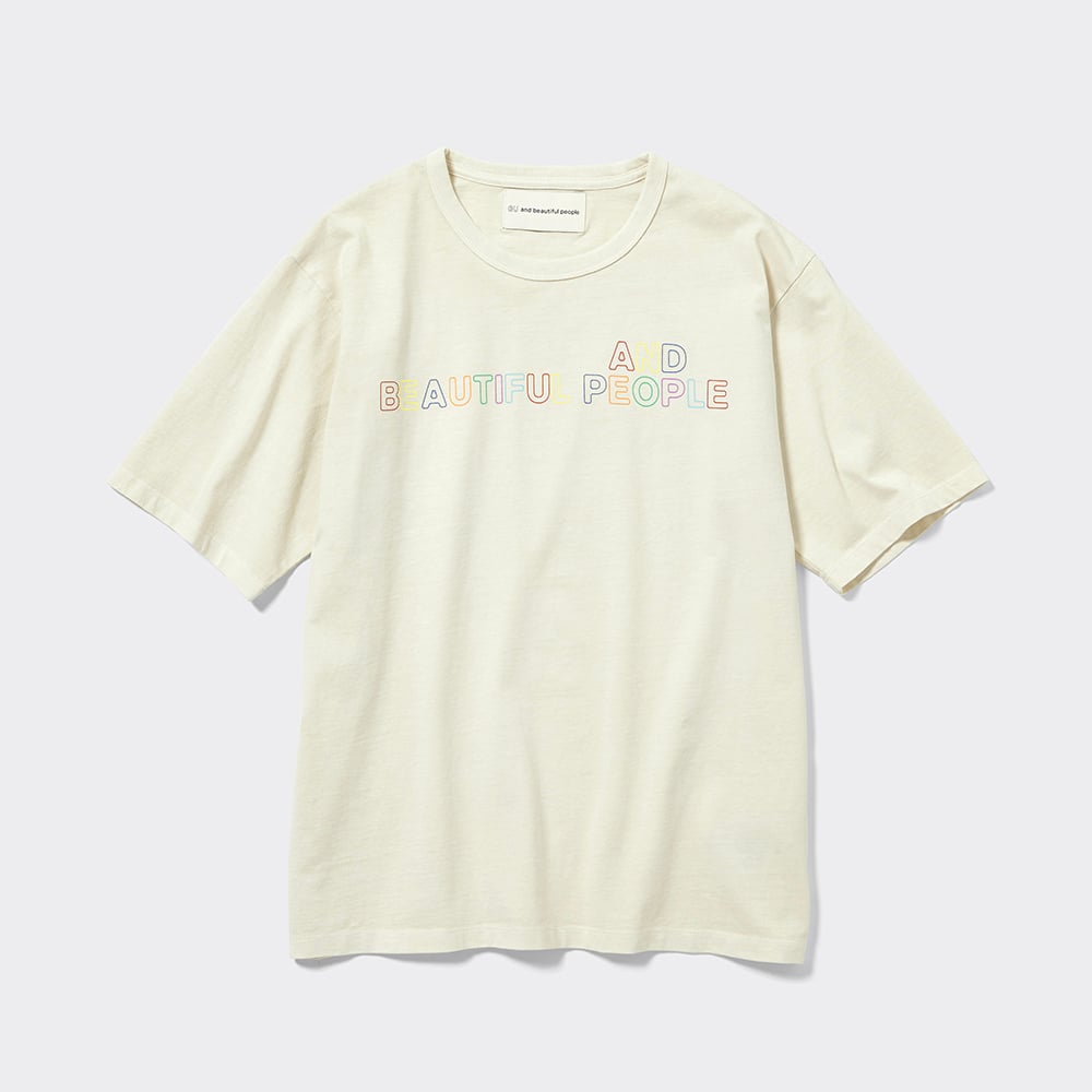 アイボリーのTシャツ