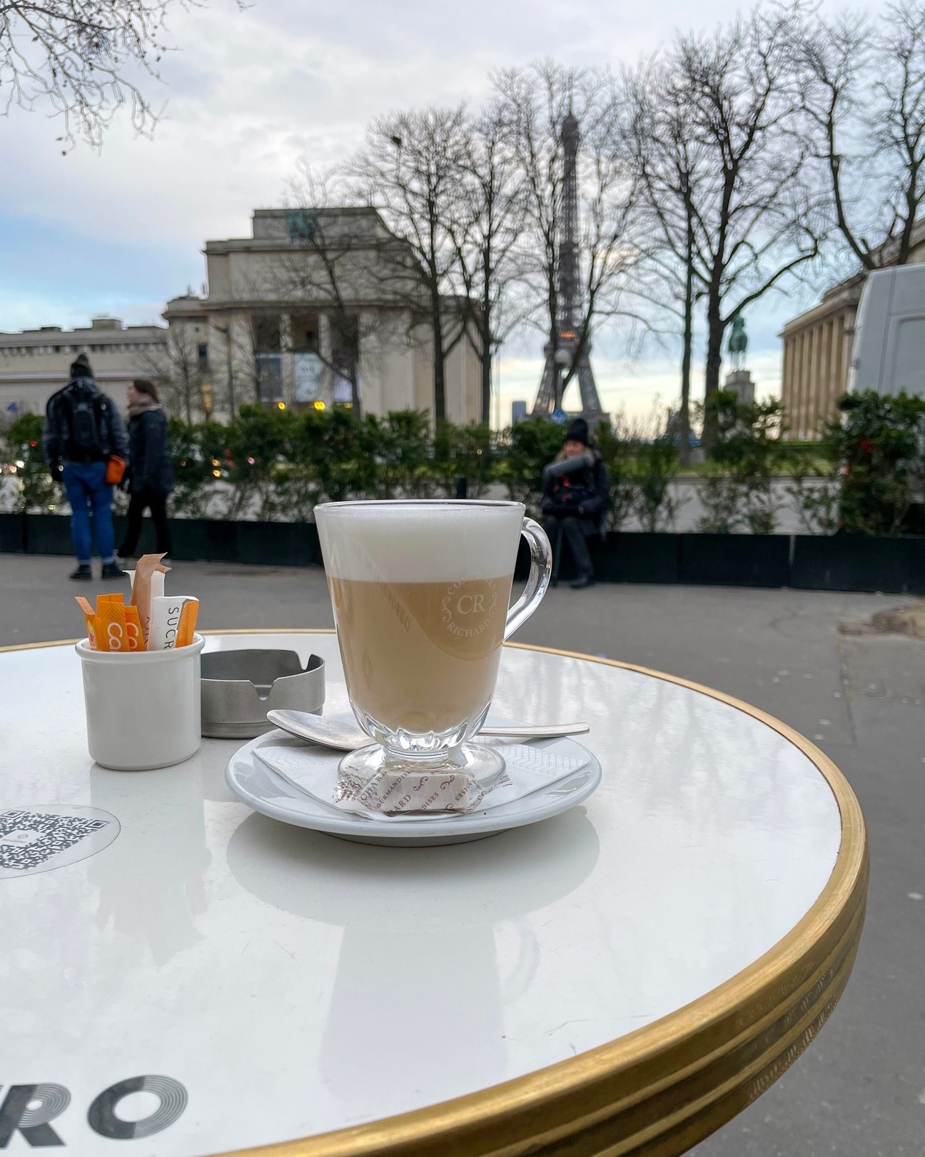 エッフェル塔が見えるカフェのテラスにて