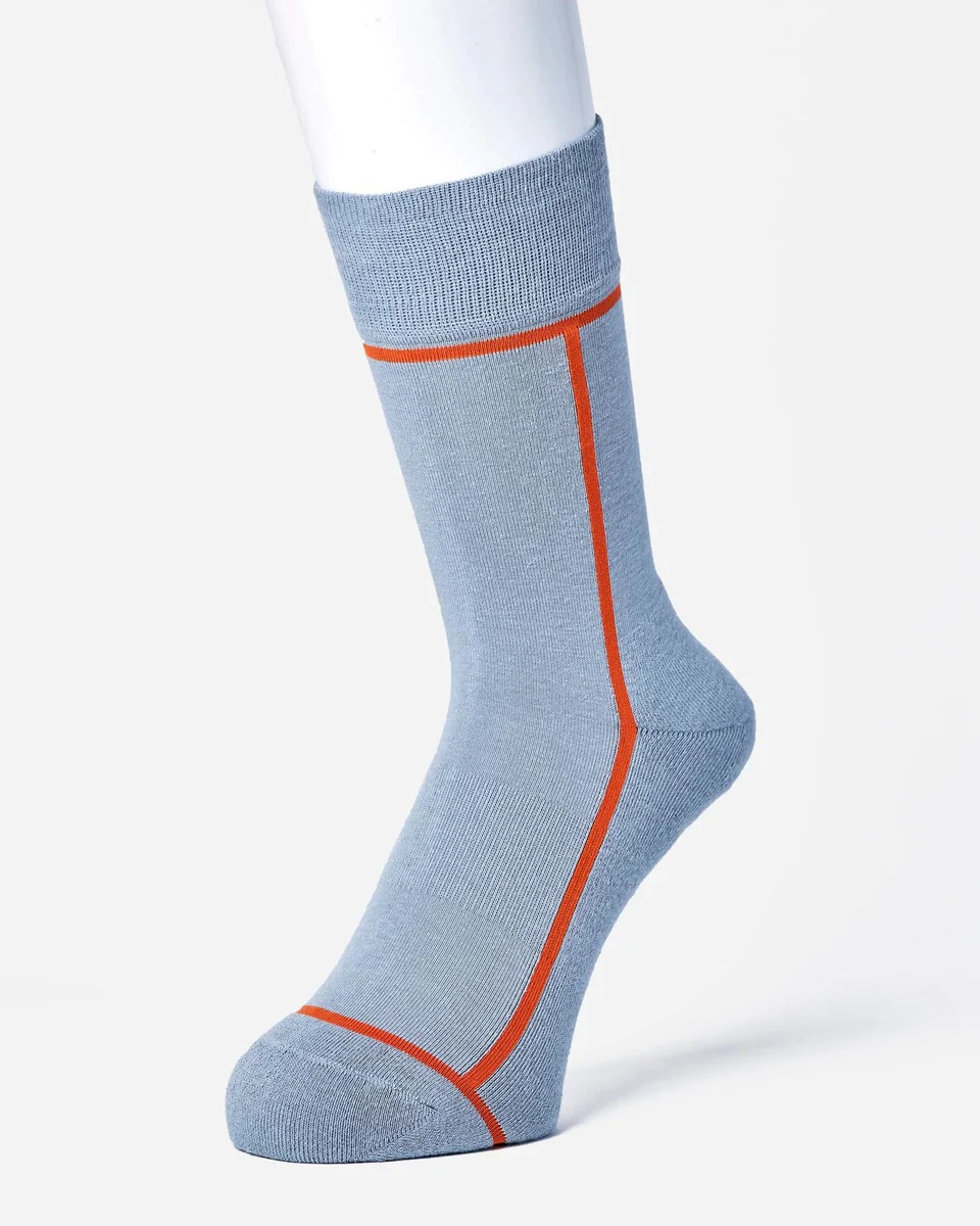 シックストックスのブルーとオレンジのラインソックスの着用画像