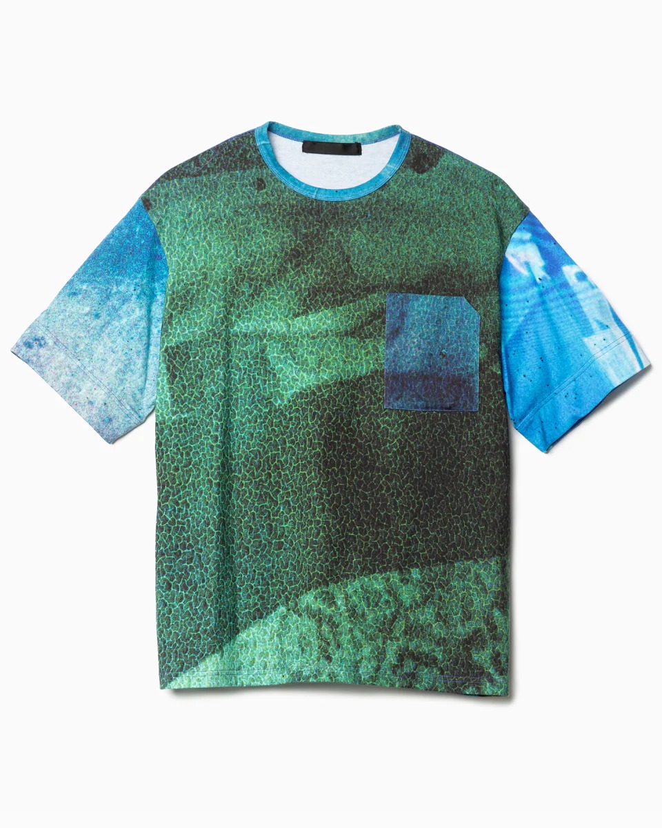 グリーンやブルーのカラーでプリントされたTシャツ