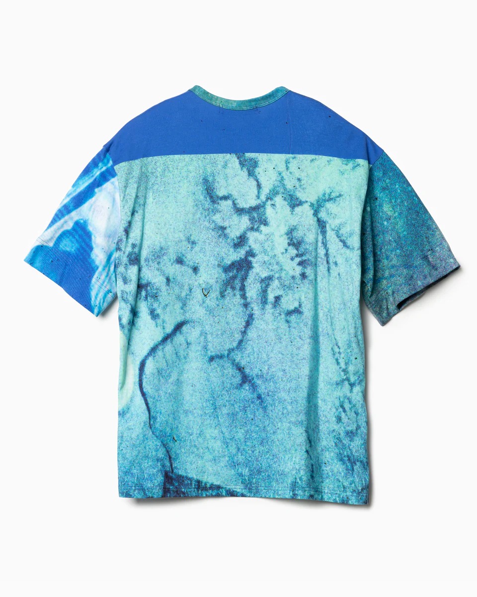 グリーンやブルーのカラーでプリントされたTシャツ