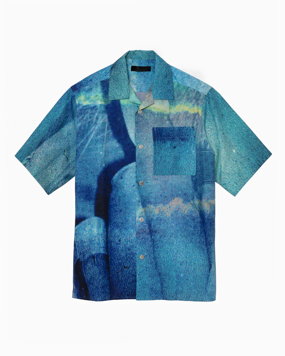 th productsの青の半袖シャツ
