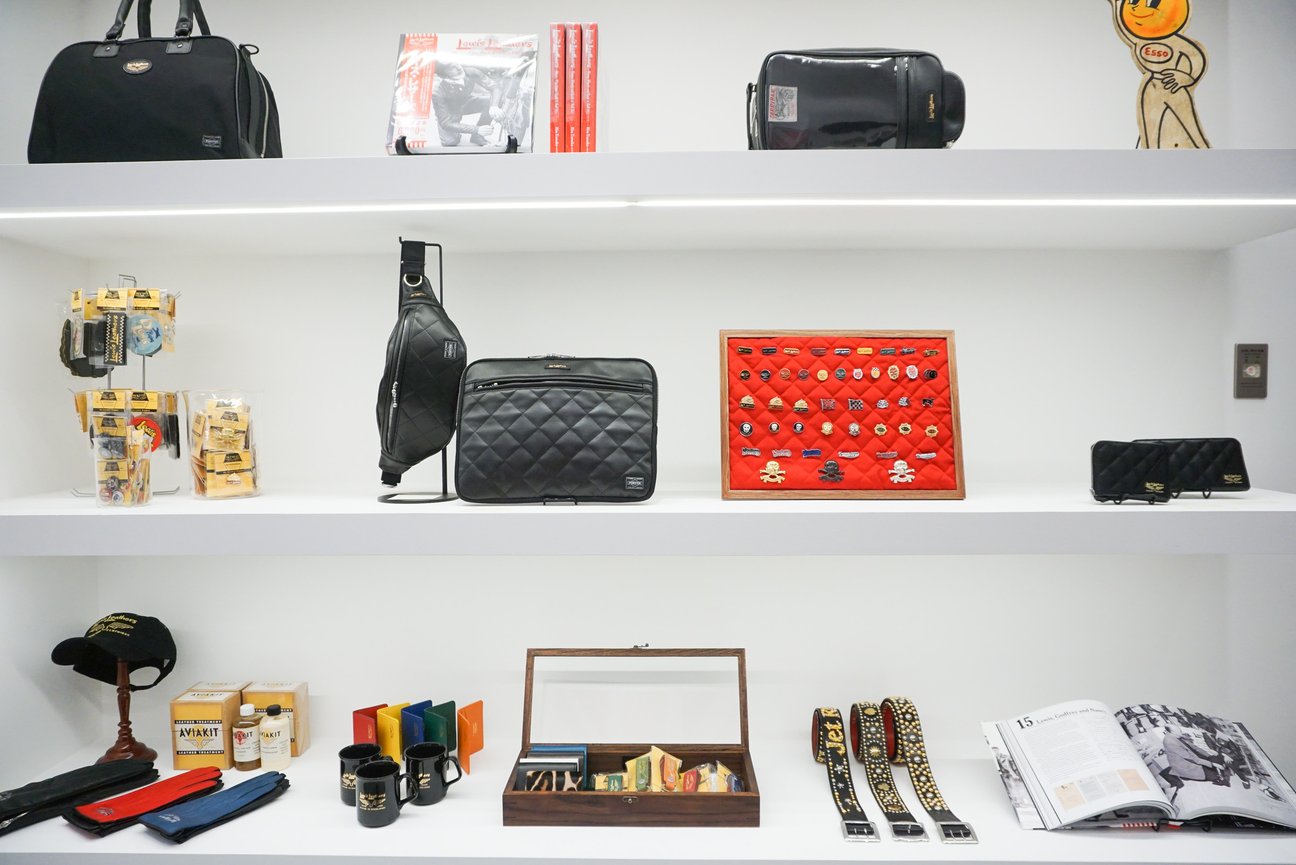 「the PORTER Gallery 4」、ルイスレザーの展示品
