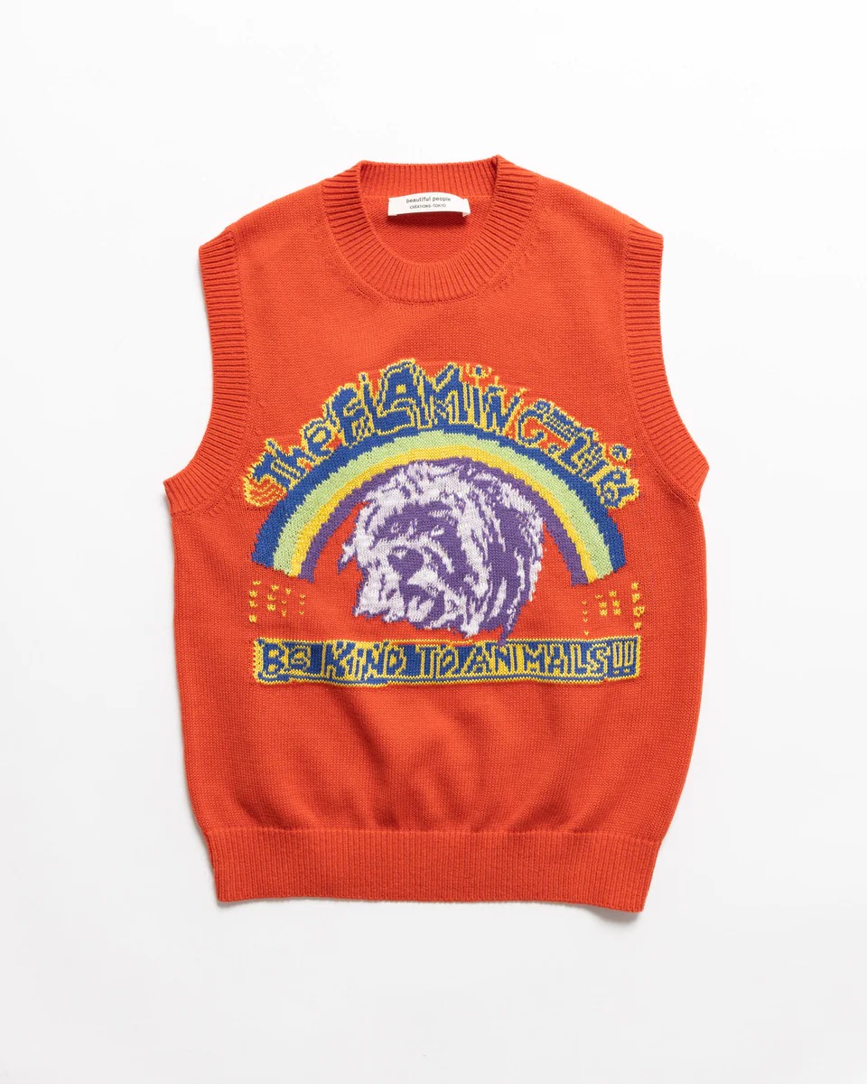 バンドTシャツのデザインが施されたニットベスト