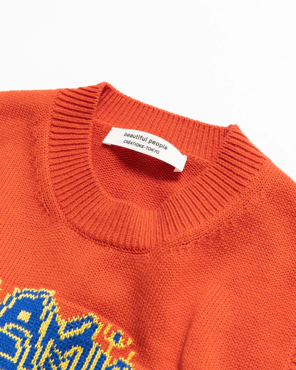 バンドTシャツのデザインが施されたニットベスト