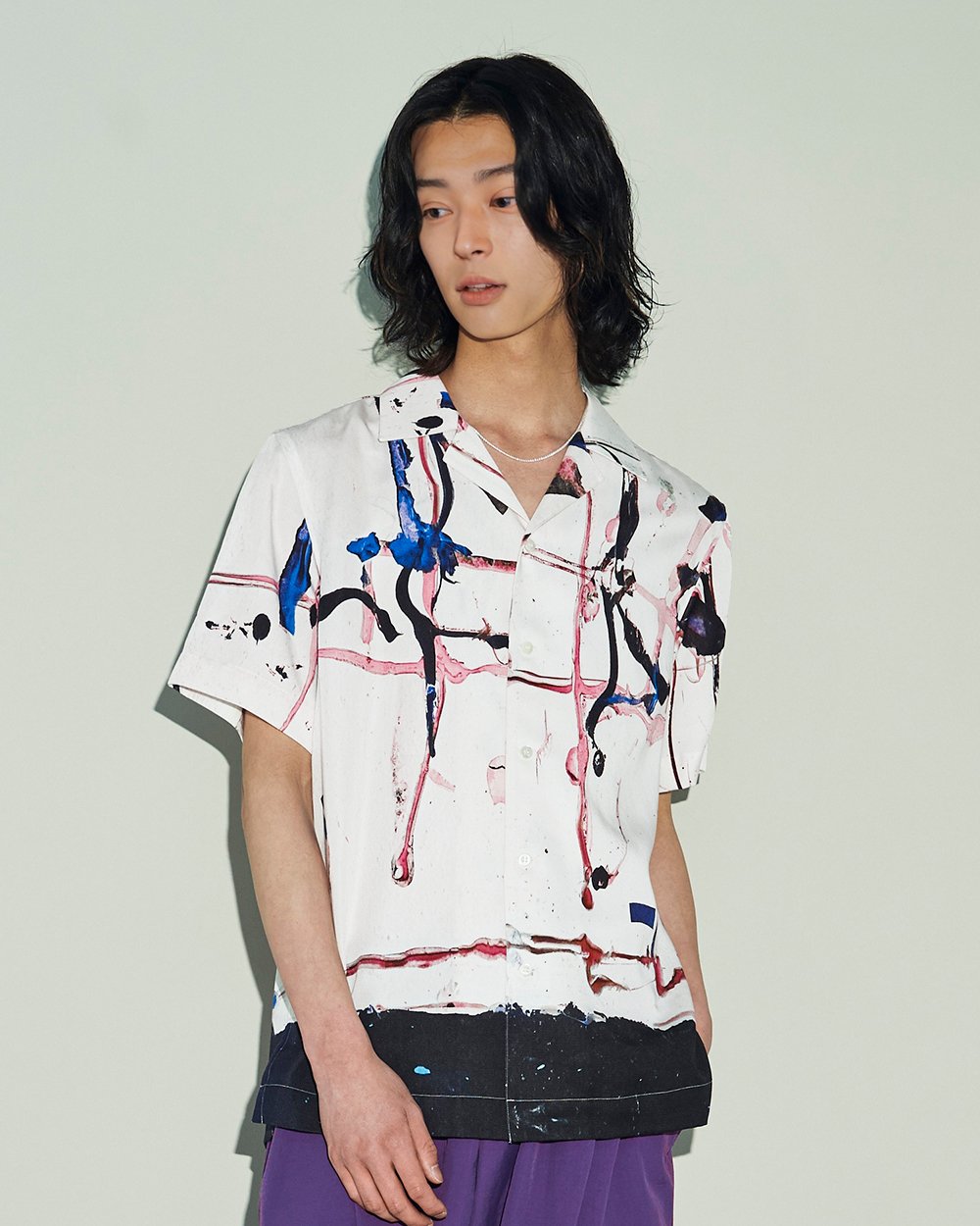 グラフィックシャツを着た男性