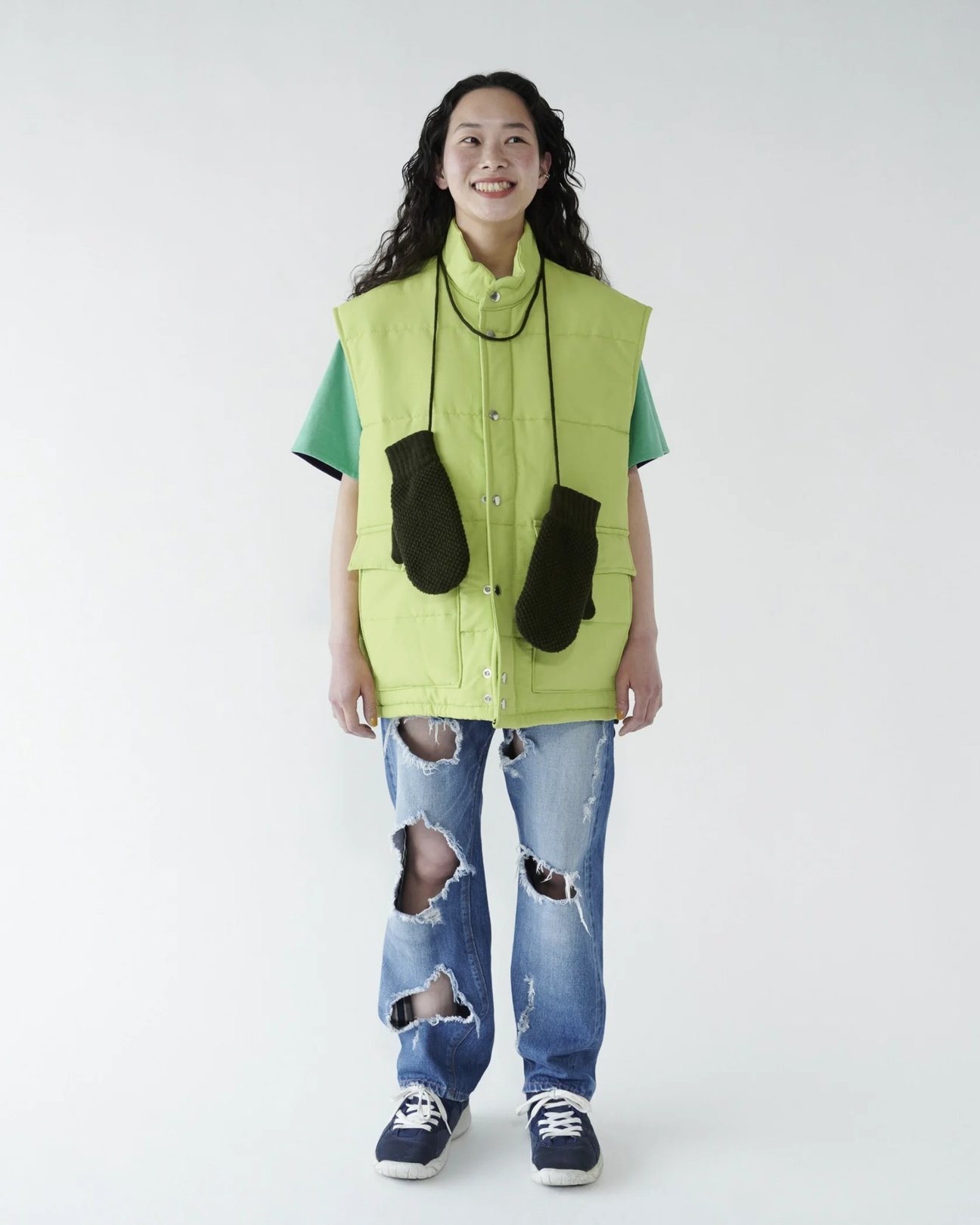 sanse sanseのグリーンカラーのTシャツを着用した女性モデル
