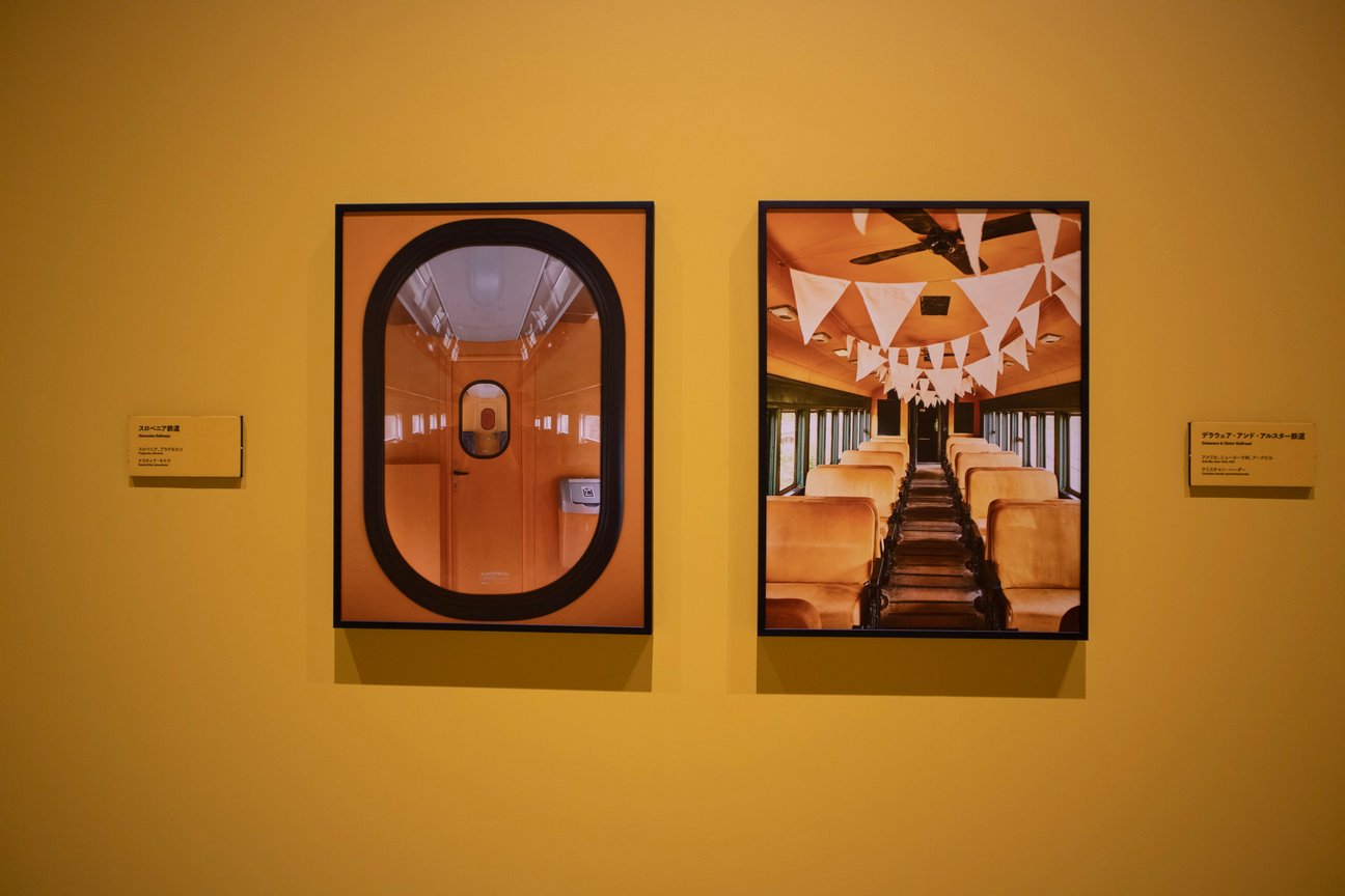 黄色い壁に展示された写真作品