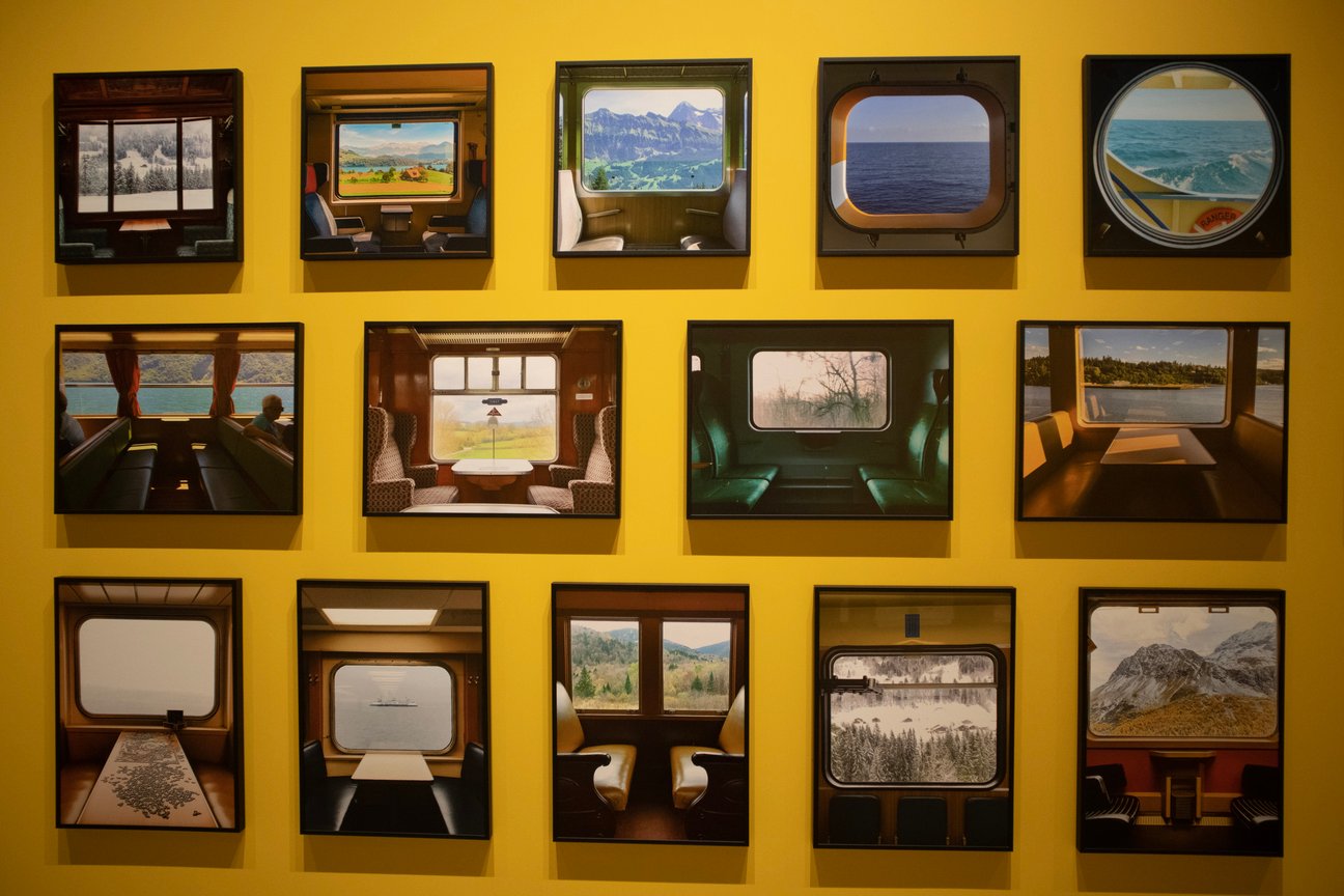 黄色い壁に展示された写真作品