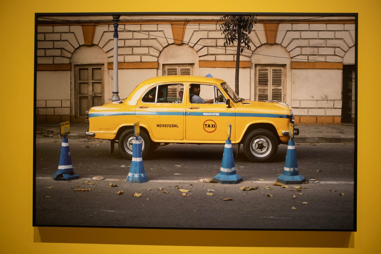 黄色い壁に展示された写真作品