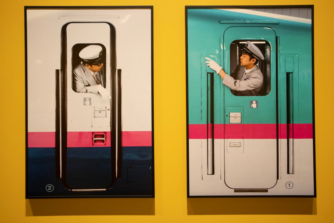 黄色い壁に展示された写真作品