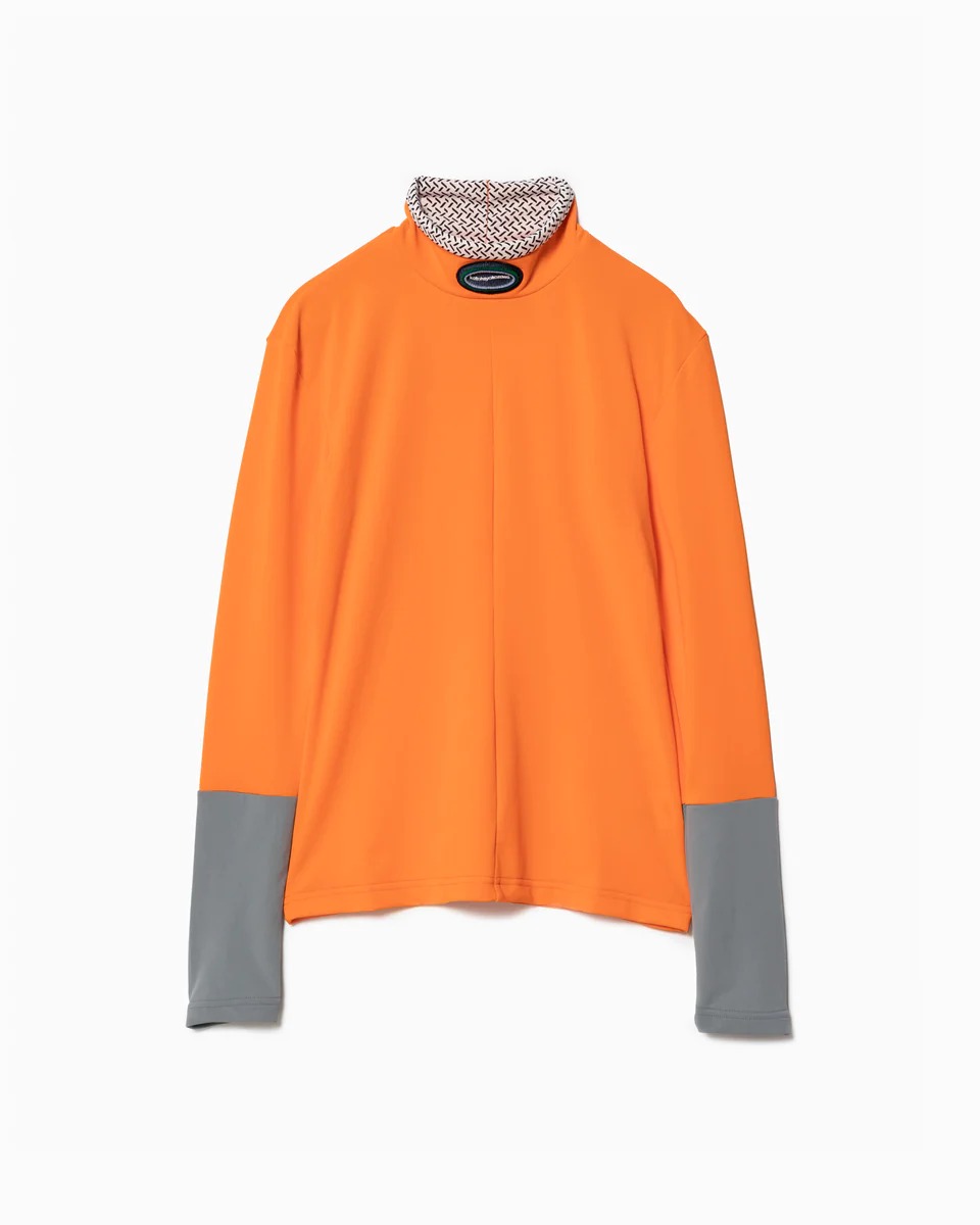 オレンジのハイネックロングTシャツ