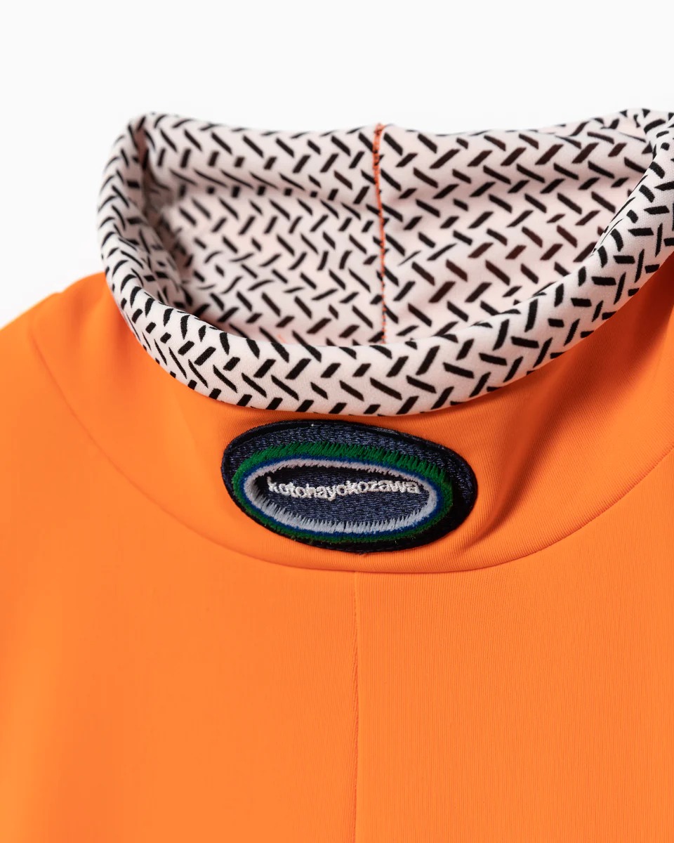 オレンジのハイネックロングTシャツ
