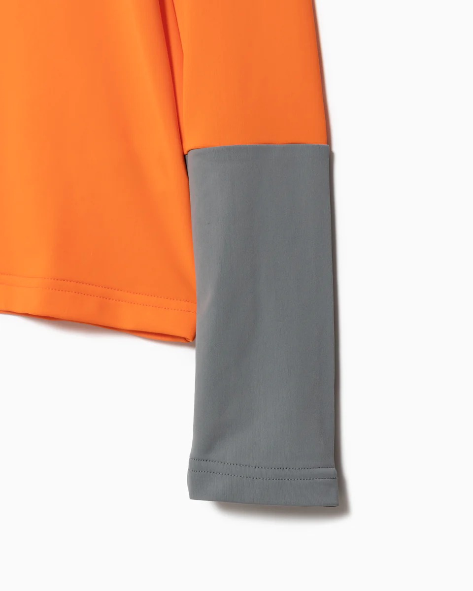 オレンジのハイネックロングTシャツ