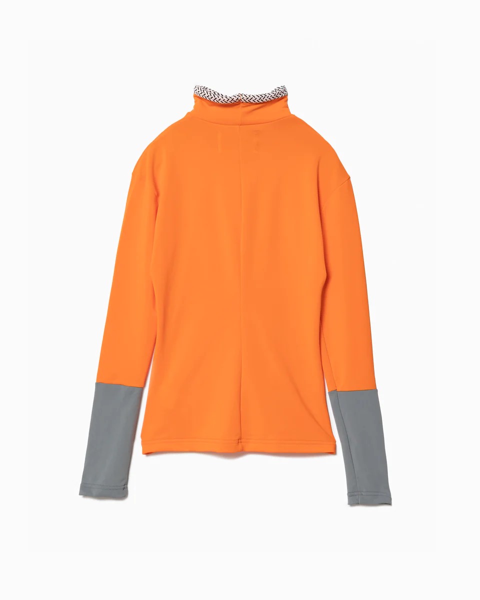 オレンジのハイネックロングTシャツ