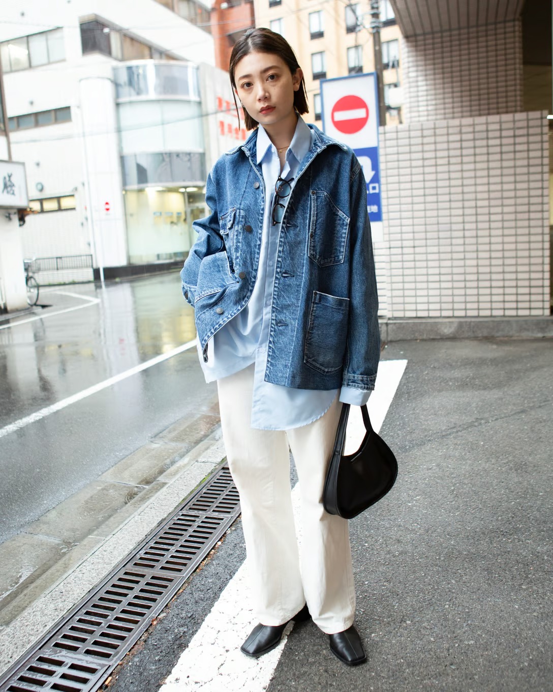 タナカのデニムジャケットを着用した女性