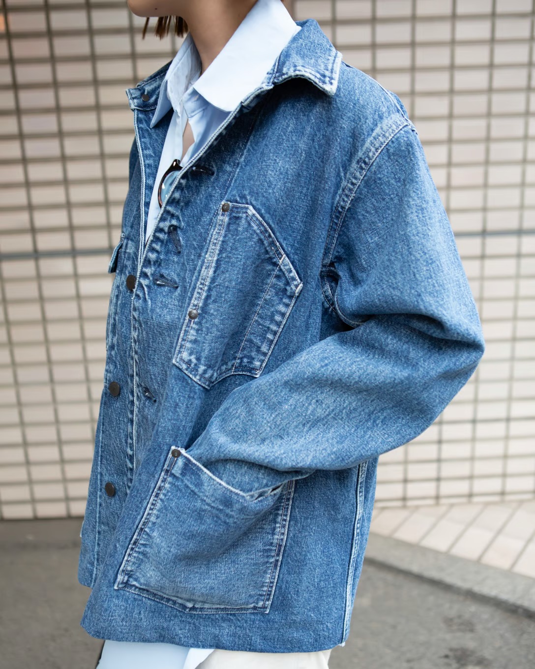 タナカのデニムジャケットを着用した女性
