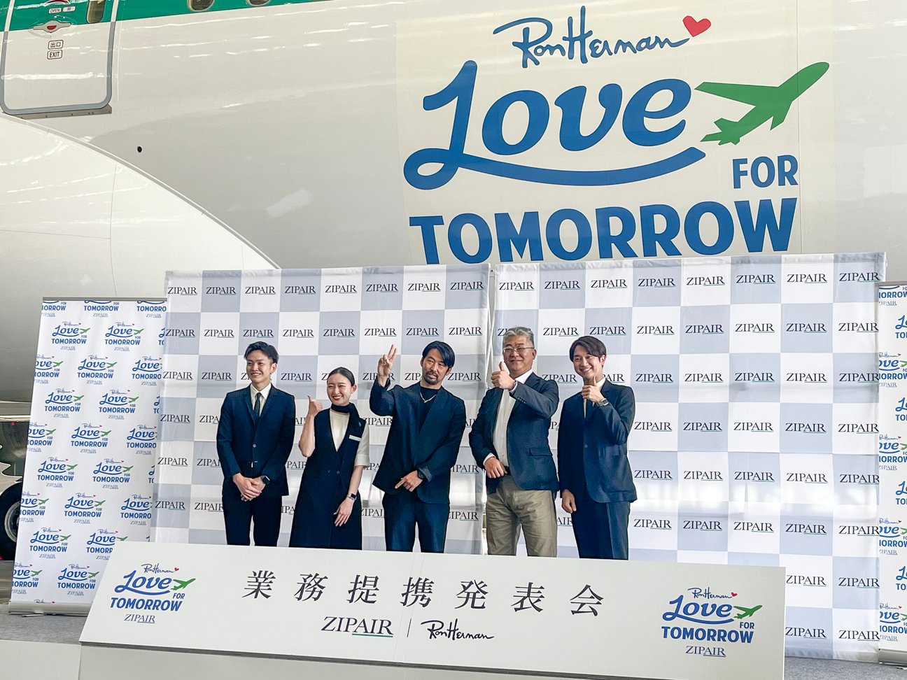 ロンハーマンのCEO 三根弘毅氏、ZIPAIR Tokyo西田真吾代表取締役社長とZIPAIR Tokyo の客室乗務員
