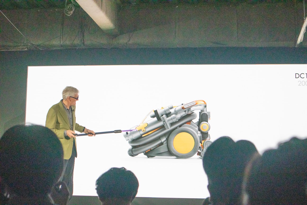 発表会に登壇したジェームズ・ダイソン
