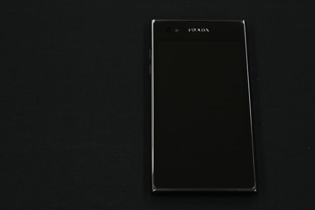 ブランド携帯の大本命？「PRADA」初のスマートフォンを触ってみた