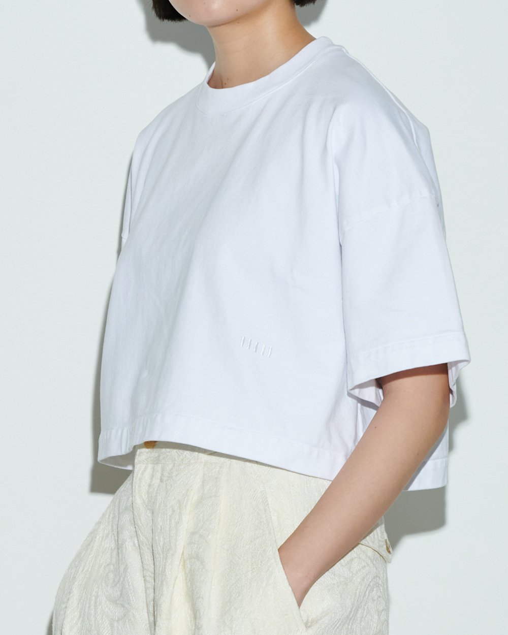 NTNのクロップドTシャツを着用した女性モデル
