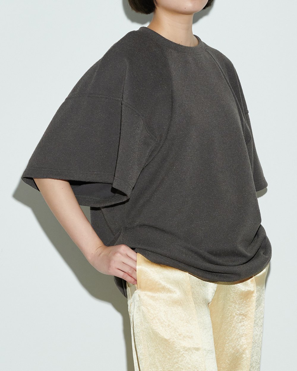 ミオズモーキーのバルキースリーブTシャツを着用した女性モデル