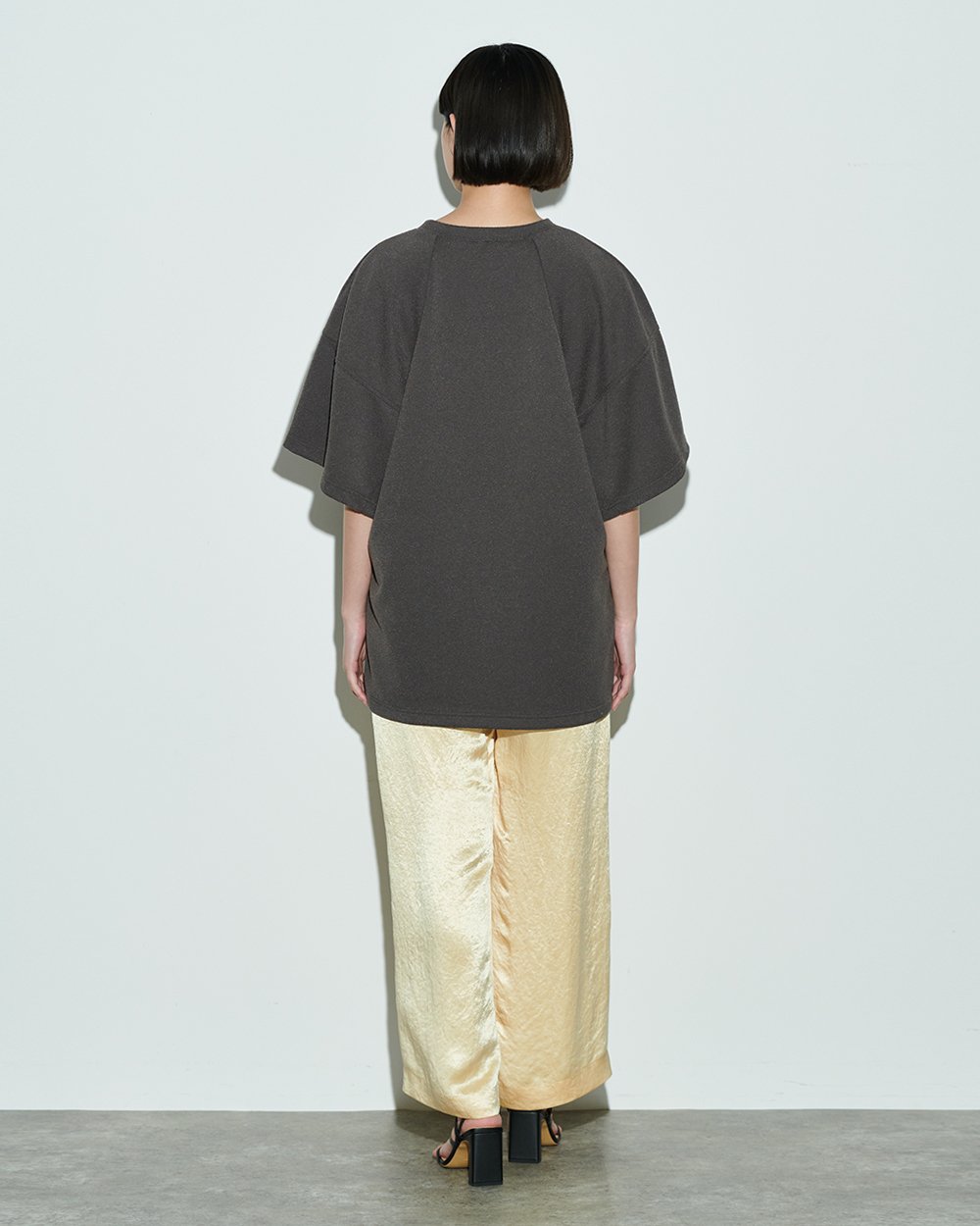 ミオズモーキーのバルキースリーブTシャツを着用した女性モデル