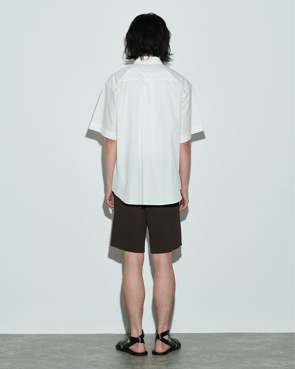 白シャツとブー男性の写真。クレショーツのスタイリング。