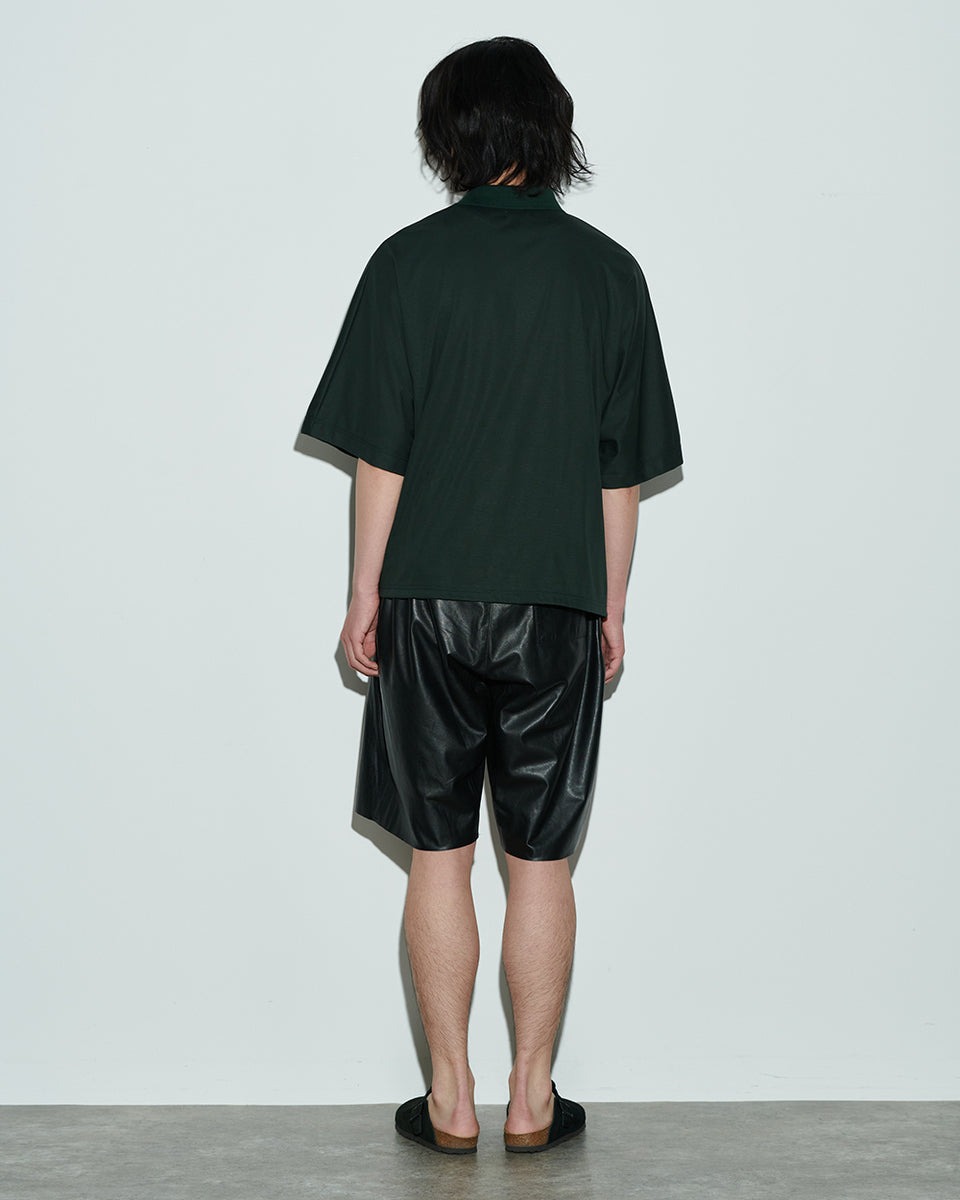 男性の着用写真。グリーンのオーバーサイズTシャツとのスタイリング