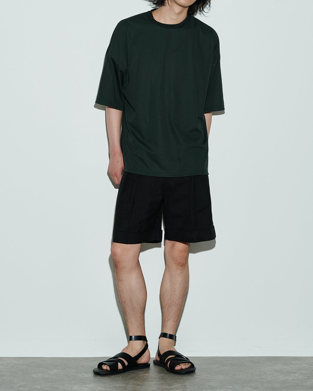 グリーンのバスケットボールTシャツを着用した男性モデル