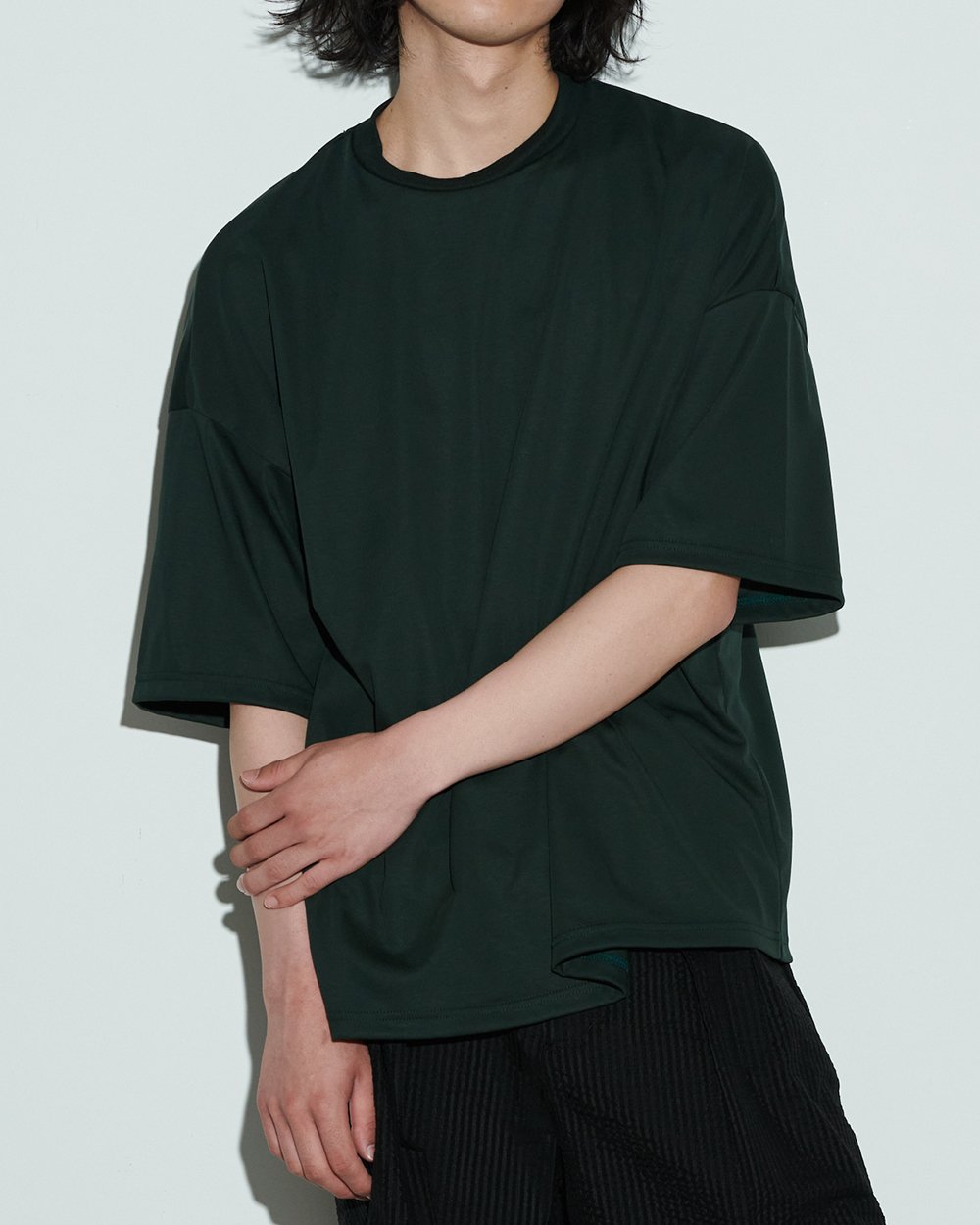 グリーンのバスケットボールTシャツを着用した男性モデル