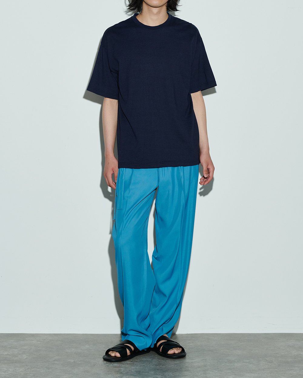 ネイビーのカシミヤTシャツを着た男性