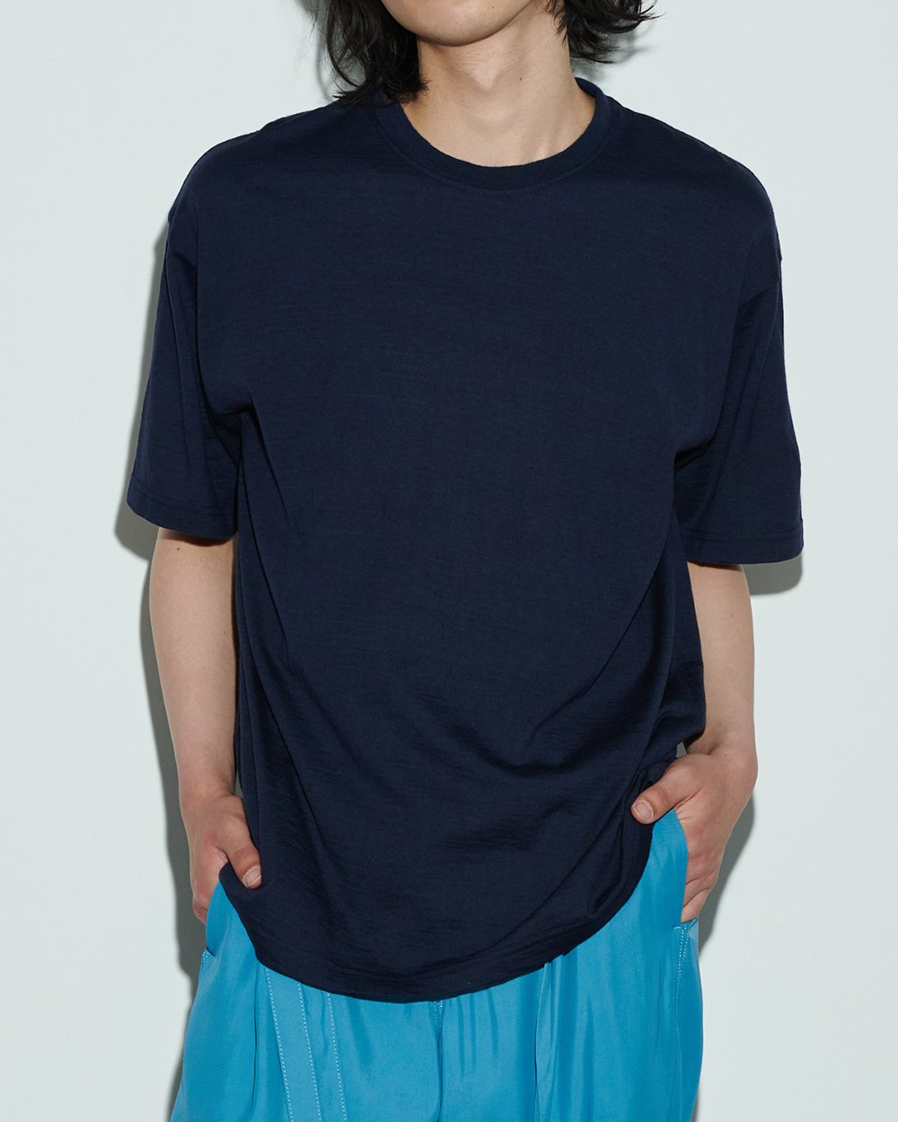 ネイビーのカシミヤTシャツを着た男性