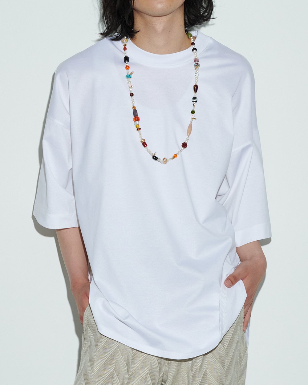 ウジョーの白Tシャツを着用した男性モデル