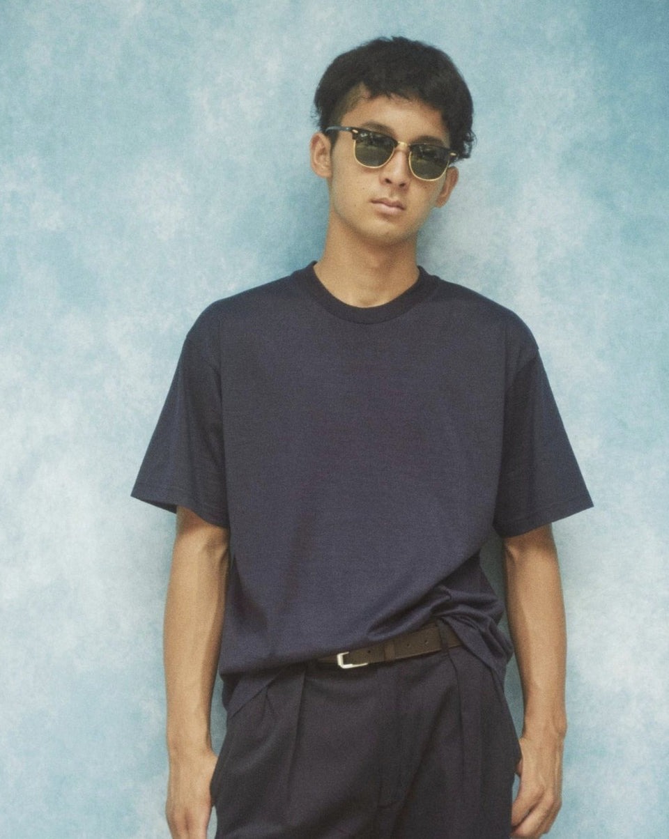 ネイビーのカシミヤTシャツを着た男性