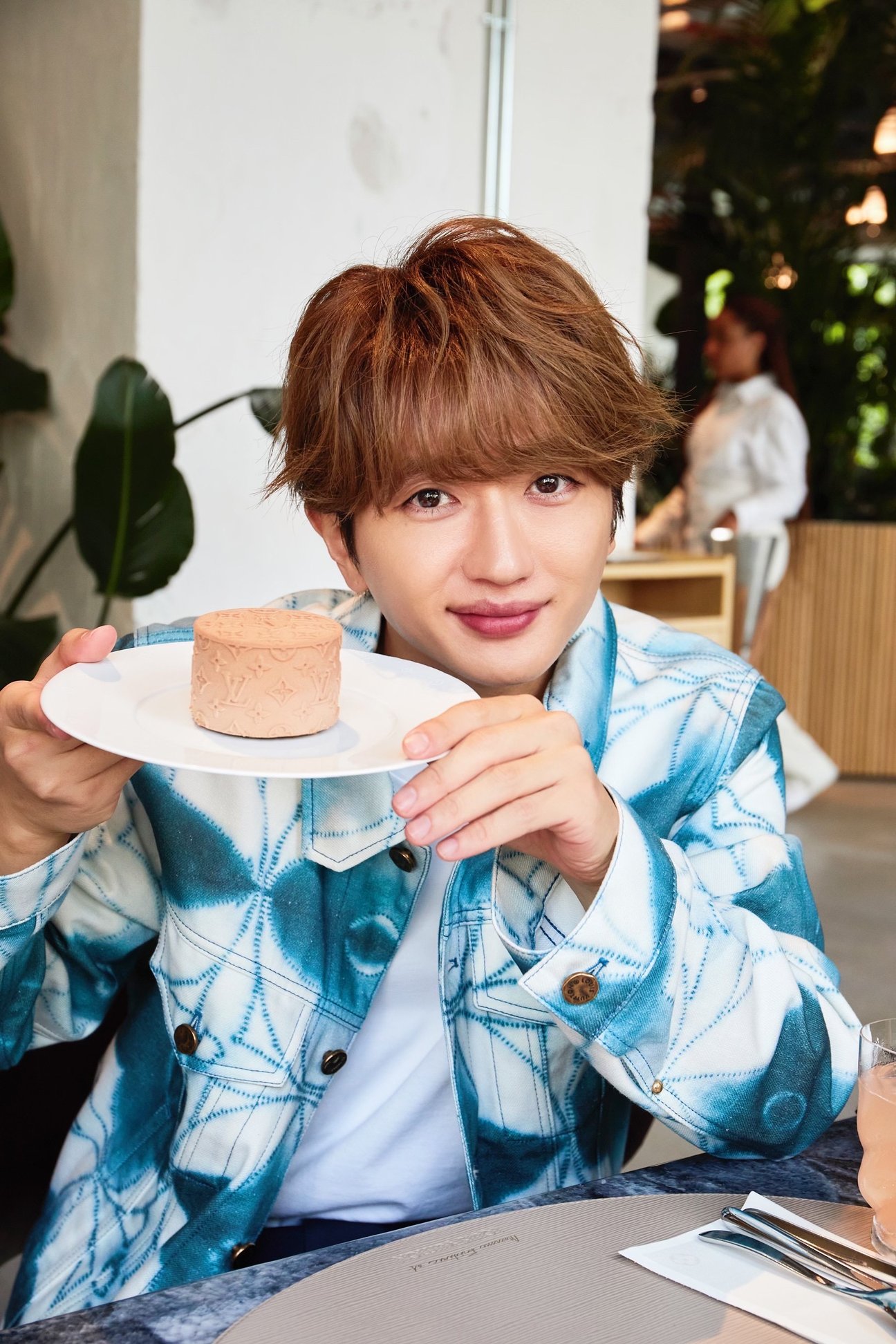 モノグラム・モチーフが施されたケーキをセレクト