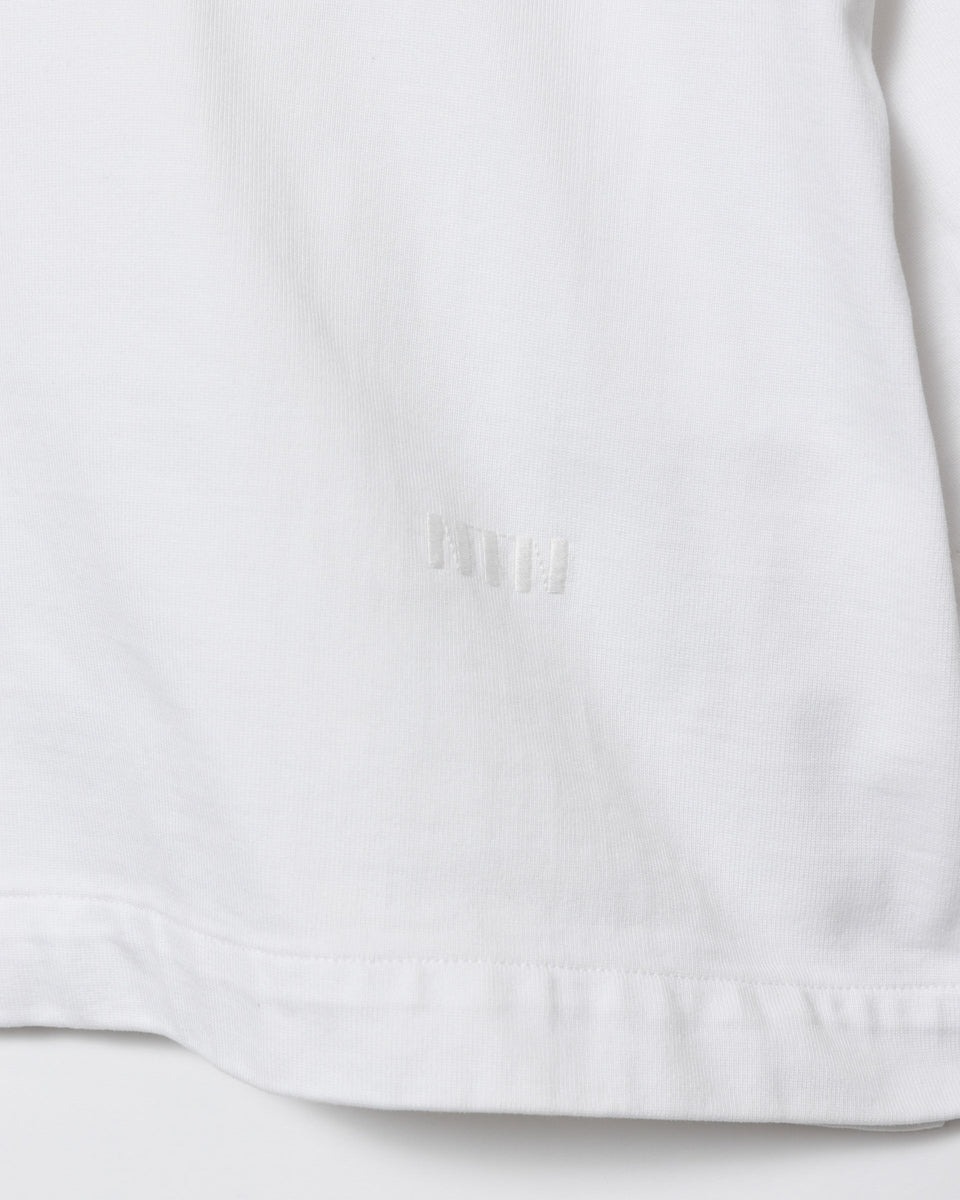 クロップドTシャツのロゴ部分