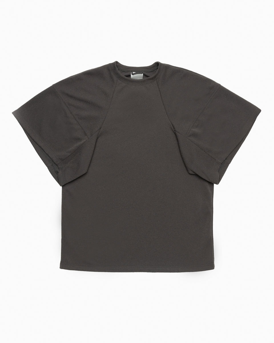 チャコールグレーのバルキースリーブTシャツ