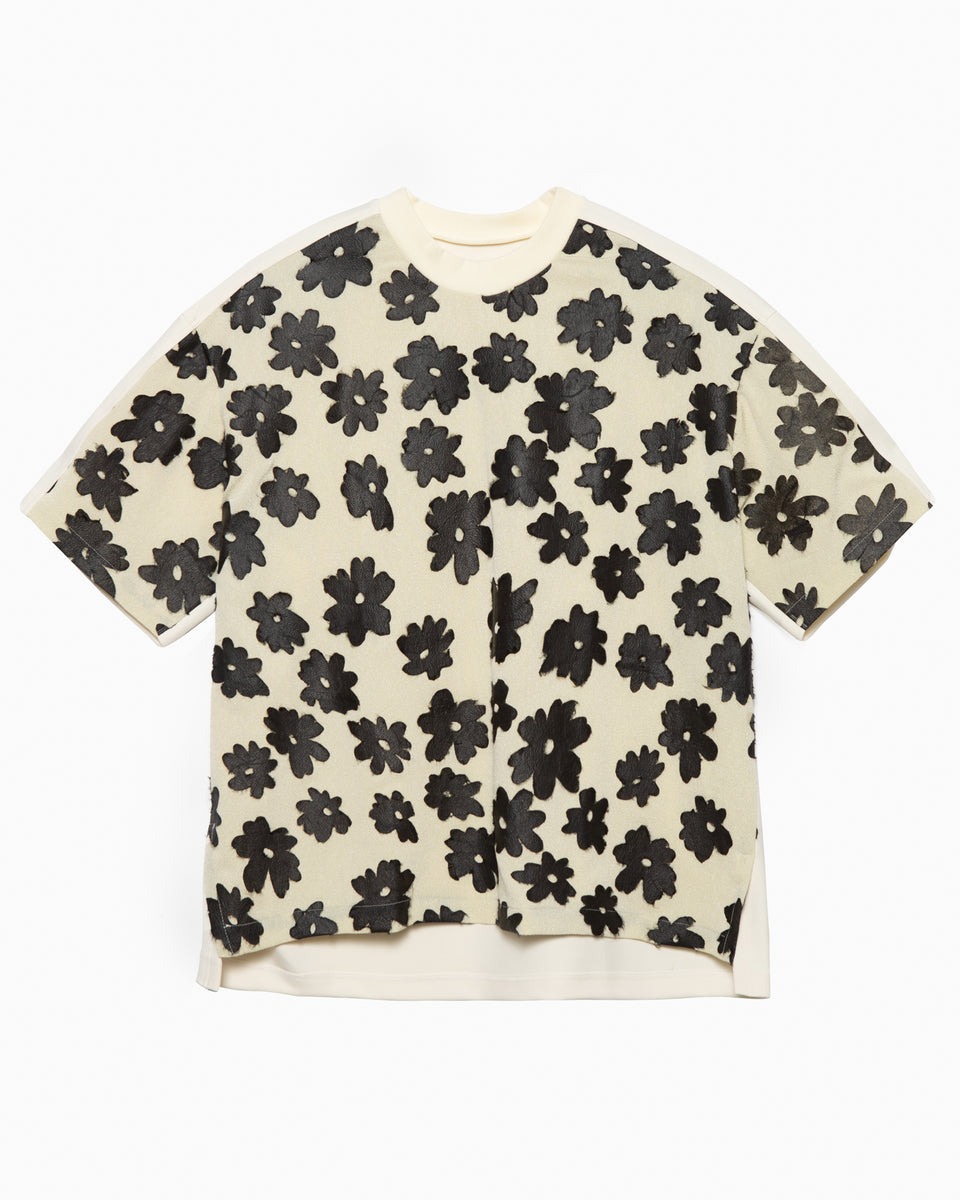 ブラックの花柄が特徴的なTシャツ