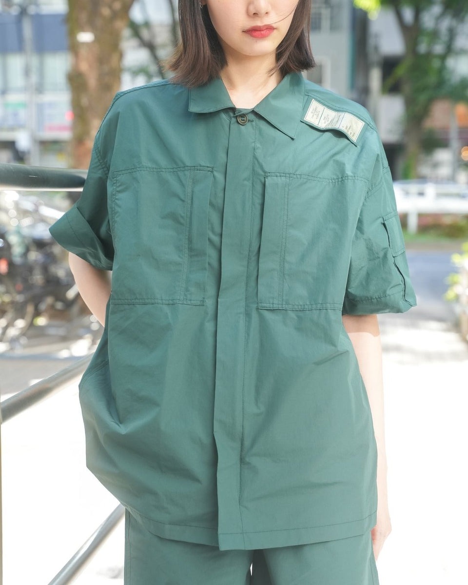 ミリタリーのセットアップを着用した女性モデル
