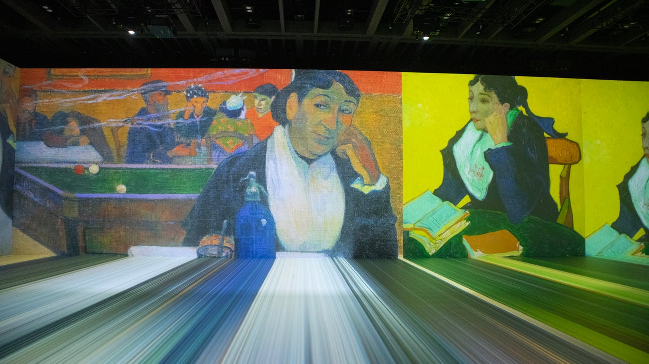 スクリーンに映し出された絵画