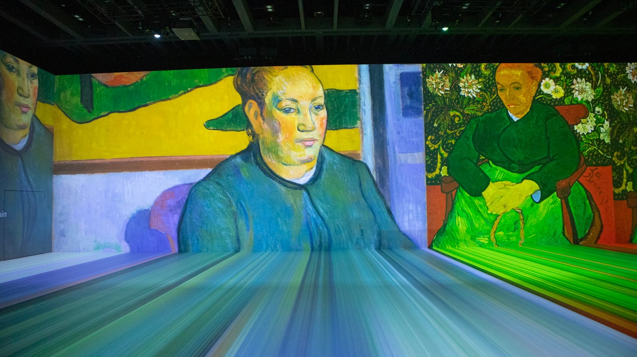 スクリーンに映し出された絵画
