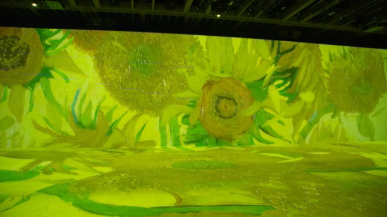 スクリーンに映し出された絵画