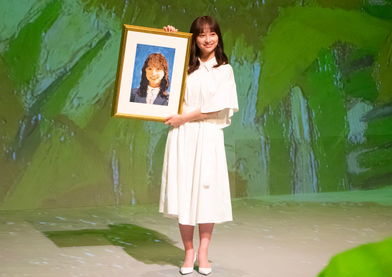 AIゴッホによる自身の肖像画を持つ影山優佳