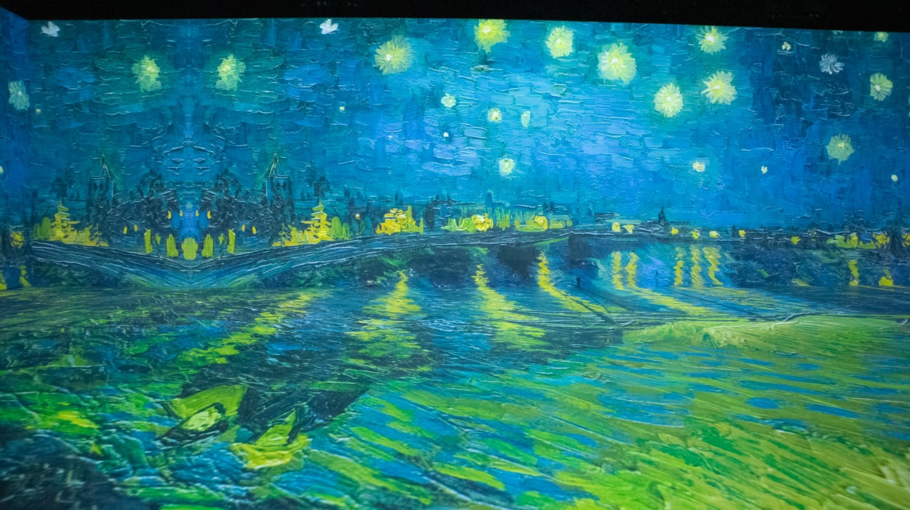 スクリーンに映し出された絵画