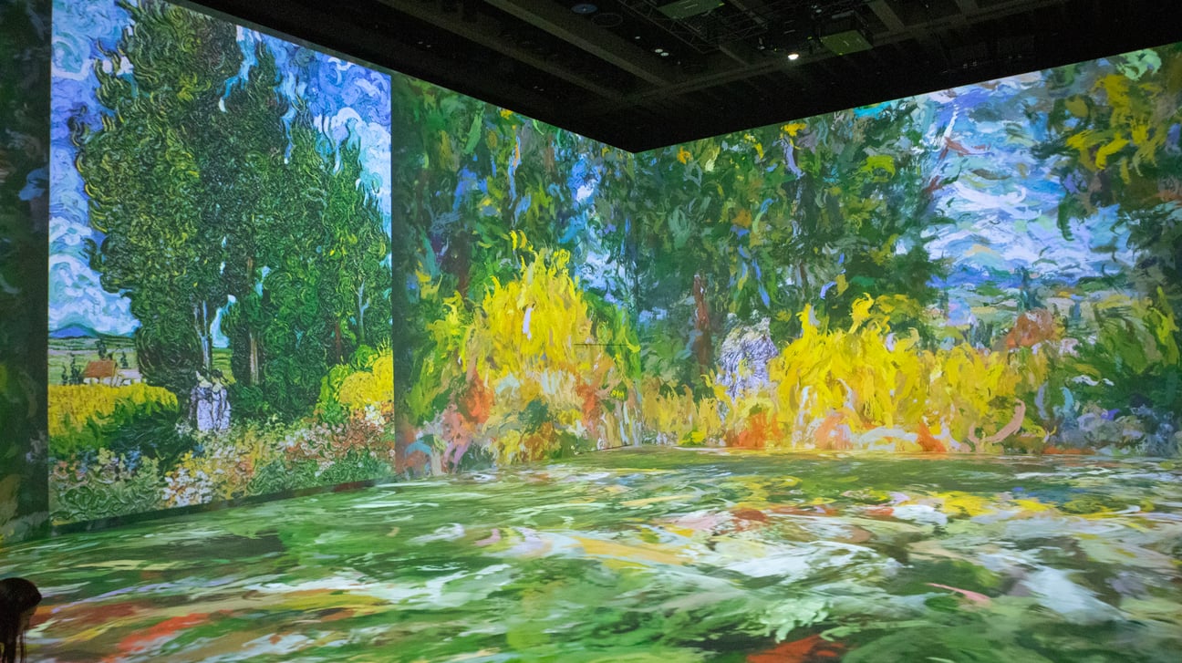 スクリーンに映し出された絵画
