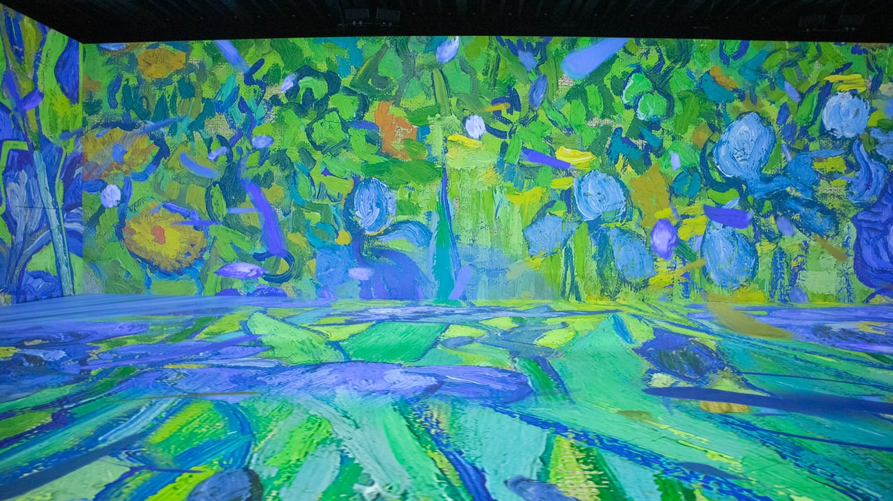 スクリーンに映し出された絵画